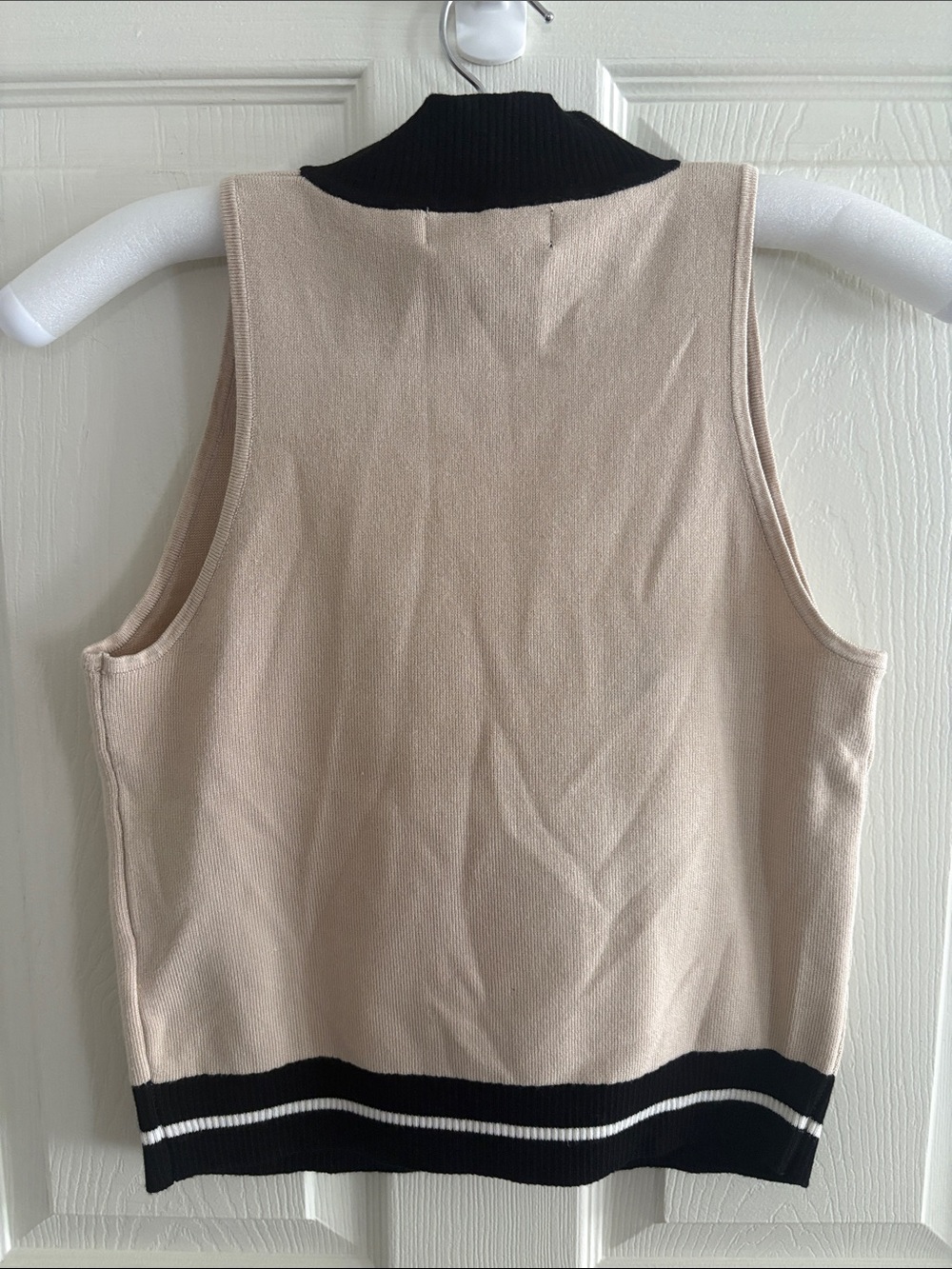 House of Harlow 1960 Beige Sweater with Black Trim - Picture 2 of 3